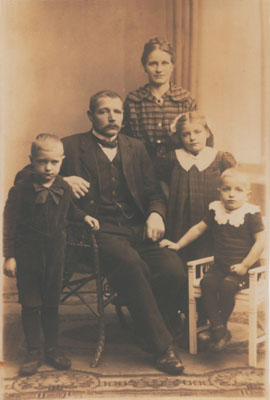 Billede af Hans og Sofie Christensen med Ingrid, Gunnar og Jens